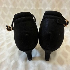 パンプス　ヒール高さ7cm　ストラップ付き　Mサイズ(約23.5cm)の画像
