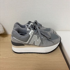 ニューバランス厚底スニーカーの画像