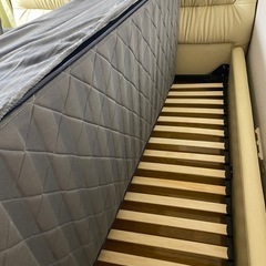 ニトリ クイーンサイズベッドの画像