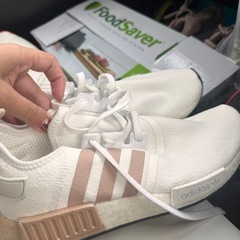 Adidasシューズ Nmd_R1  white ash pearlの画像