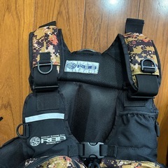  リバレイ RBB フローティングベスト グリーンカモ　ショアジギング　沖磯
の画像