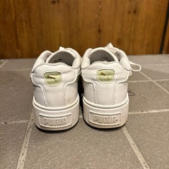 PUMA 厚底スニーカーの画像