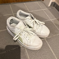 PUMA 厚底スニーカーの画像