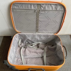 キャリーバッグ　オレンジの画像