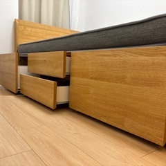 ダブルベッド、二重マットレス、敷パッドの画像