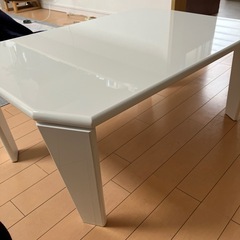 折りたたみ式テーブルの画像