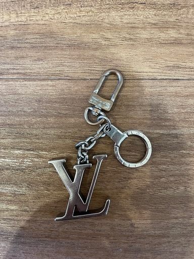 Louis Vuitton LV イニシャル キーホルダー