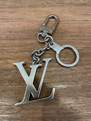 Louis Vuitton LV イニシャル キーホルダー