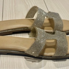 ★キラキラクリスタル装飾 ベージュフラットサンダルの画像