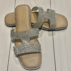 ★キラキラクリスタル装飾 ベージュフラットサンダルの画像