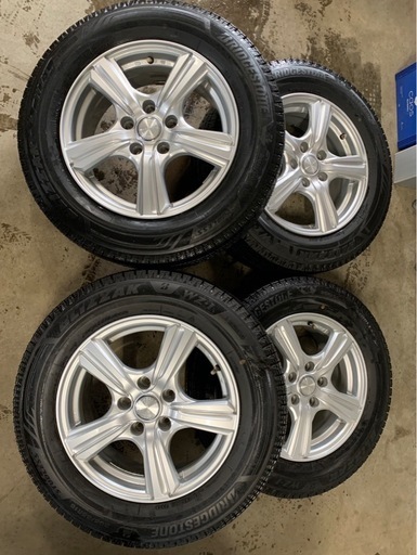 ヤリスクロス外し　205/65R16 25年製　ブリヂストンブリザックWZ-1 ほぼ新品スタッドレス　ホイール付き4本セット