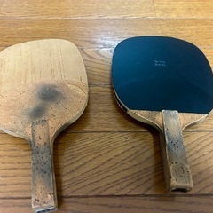 卓球ラケット、ボール、ラバークリニングフォームの画像