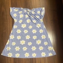 女の子服にズボンの画像