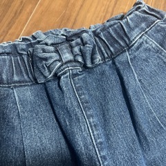 女の子服にズボンの画像