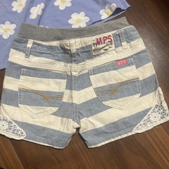 女の子服にズボンの画像