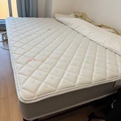 ［値下げ］ダブルベッドとマットレスのセットの画像