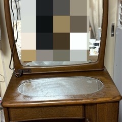 鏡台と椅子の画像