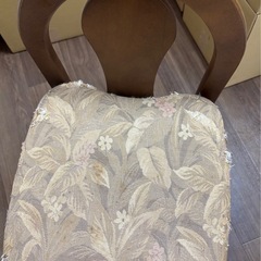 鏡台と椅子の画像