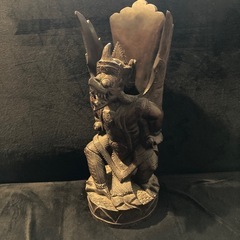 ガルーダの木彫りの置き物の画像