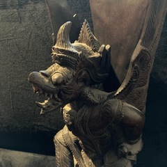 ガルーダの木彫りの置き物の画像
