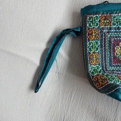 刺繍入りターコイズポーチの画像