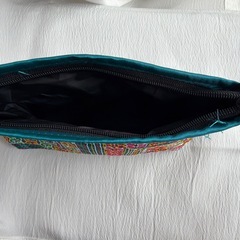 刺繍入りターコイズポーチの画像