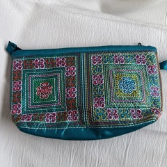 刺繍入りターコイズポーチの画像