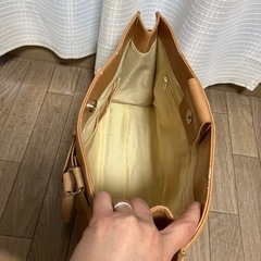 卒入学式などにもピッタリの上品なバックルベルトハンドバッグ　ピンクベージュの画像