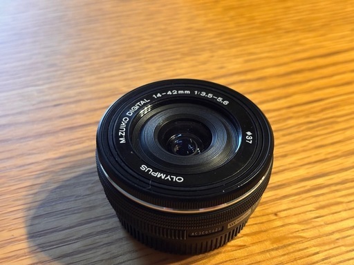 e-pl3と14-42mmのパンケーキレンズと14-42mmのレンズ