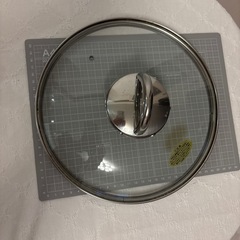 ガラスの鍋の蓋と食器等の画像