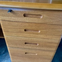 鍵付き中古のオフィス机になります、の画像