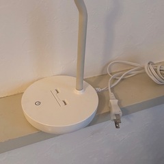 【ニトリ】ホワイトデスクライトフレキシブルアームの画像