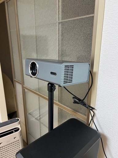プロジェクターと足台