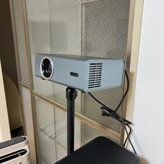 プロジェクターと足台の画像