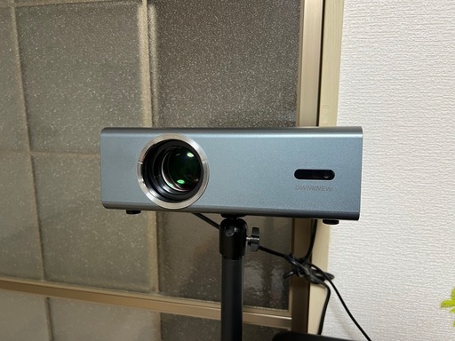 プロジェクターと足台