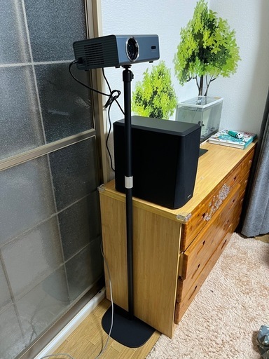 プロジェクターと足台