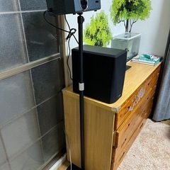 プロジェクターと足台の画像