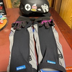 自転車トライアルに　JITSIEニーガード新品　グローブ＆ヘルメットセット　の画像