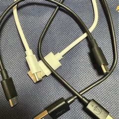 ケーブルセットとワイヤレス充電器の画像