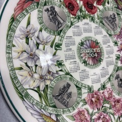 壁掛け金具付　ウェッジウッド 2004年 カレンダープレート 花柄皿　未使用の画像