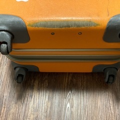 キャスター付きスーツケース　オレンジの画像