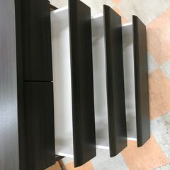 ＼家具＊家電のお店／【ｼﾞｬﾝｸﾞﾙｼﾞｬﾝｸﾞﾙ石川金沢店】チェスト ニトリ DBR    W(幅)79.9cm×D(奥行き)41.8cm×H(高さ)92.6cmの画像