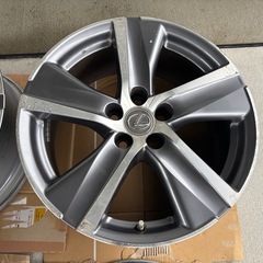 
レクサスGS 10系Iパッケージ純正オプション 18インチアルミホイール 4本セットの出品です。  【サイズ】 18インチ 8J +45 PCD：5H-114.3  【状態】 ・ガリ傷、擦り傷、汚れ多数あります ・大きな歪みやクラックは見当たりません ・状態は写真をご確認ください  傷が多いため、補修ベースやスタッドレス用、流用ベースとしてご検討ください。  【引き取りについて】 大型商品のため「直接引取のみ」です。 新潟県の中越、下越エリアで要相談となります 中古品の画像