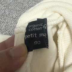 【petit main】白トップスと水色ズボンの画像