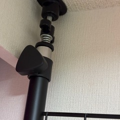 山善(YAMAZEN) 突っ張り パーテーション (ワイヤータイプ) 幅90×奥行5×高さ166.5-295.5cm (フック4個付き) 壁掛け 収納 壁面収納 天井 間仕切り 組立品 ブラック SP-90(MBK)の画像