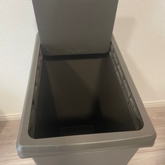 ゴミ箱 高さ：60cm、幅：27cm、奥行き：40cm 茶色の画像