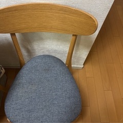 ダイニングテーブルと椅子2脚の画像