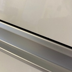 キャスター付きの白いキッチンカウンター（食器棚・収納棚）の画像