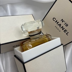 CHANELシャネル N°19 パルファム 香水　28mlの画像