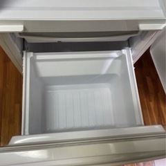 SHARP  冷蔵庫 ホワイト系 [137L /2ドア /右開き/左開き付け替えタイプ]2019年製 の画像